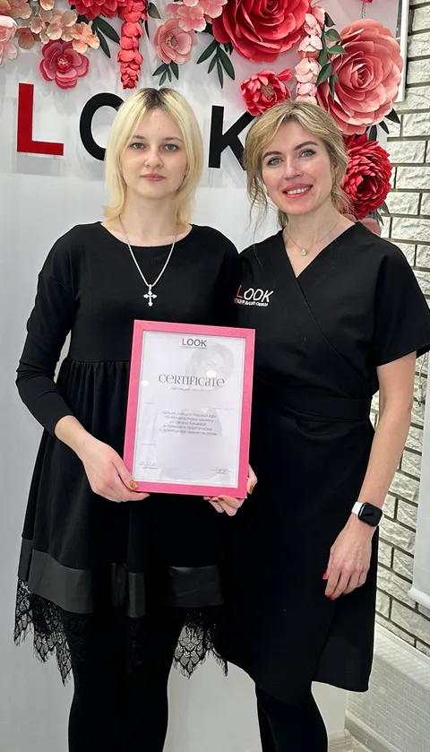 Выпускница курса с преподавателем в студии LOOK