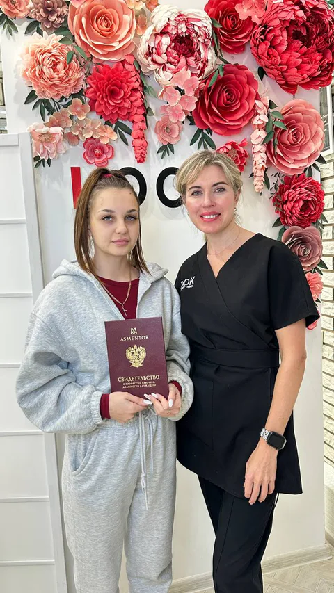 Выпускница курса с преподавателем после завершения обучения